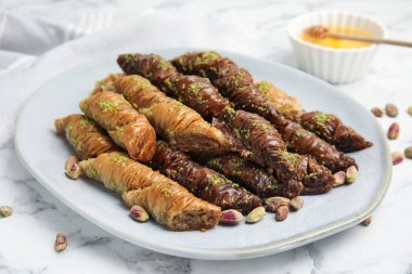 Beyaz mermer masada fıstıklı enfes baklava.