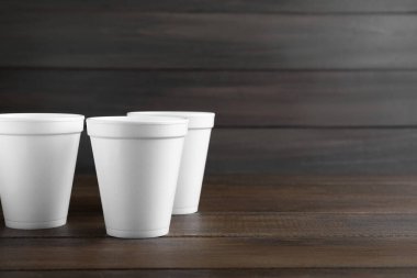 Tahta masada beyaz köpük bardaklar, metin için boşluk