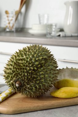 Mutfaktaki gri masada taze olgun durian meyveleri, metin için yer.