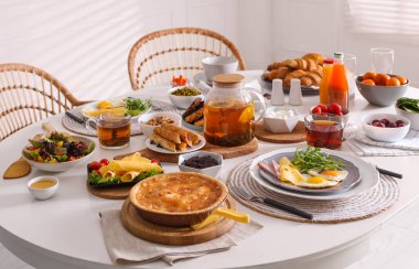 Brunch için açık büfe masasında birçok farklı yemek sunuluyor.