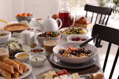 Brunch için açık büfe masasında birçok farklı yemek sunuluyor.