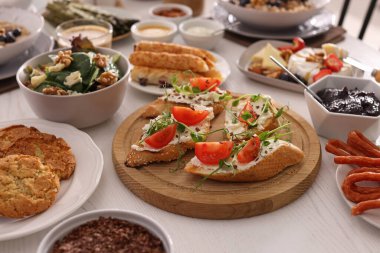 Brunch için açık büfe masasında birçok farklı yemek sunuluyor.