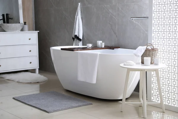 现代的白色浴缸和装有洗澡间水池的抽屉柜 室内设计 — 图库照片