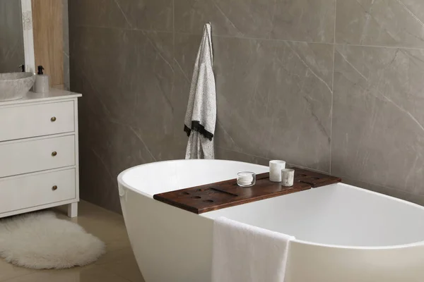浴室里的现代白色浴缸 室内设计 — 图库照片