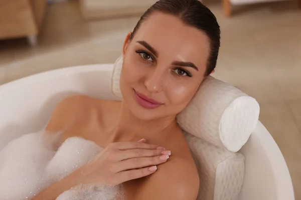 Mujer Joven Usando Almohada Mientras Disfruta Baño Burbujas Interior —  Fotos de Stock