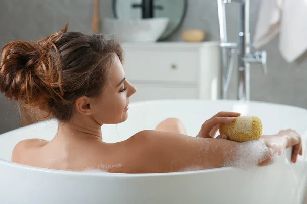 Mulher Bonita Com Esponja Tomando Banho Dentro Casa — Fotografia de Stock