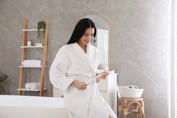 Beautiful Young Woman Sitting Edge Tub Bathroom — Stock Photo, Image