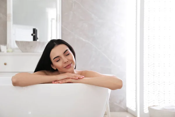 아름다운 여자가 욕조에서 휴식을 취하는 — 스톡 사진