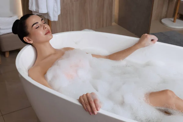 Femme Prenant Bain Avec Gel Douche Intérieur — Photo