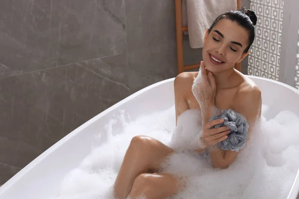 Mujer Tomando Baño Con Puf Malla Interior — Foto de Stock