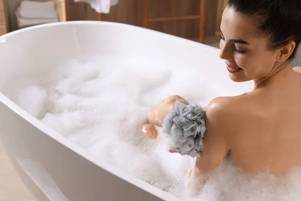 Mulher Tomando Banho Com Pufe Malha Banheira — Fotografia de Stock