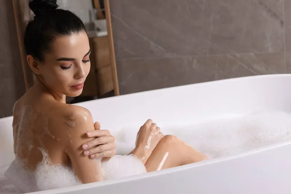 Mulher Tomando Banho Com Gel Chuveiro Dentro Casa — Fotografia de Stock