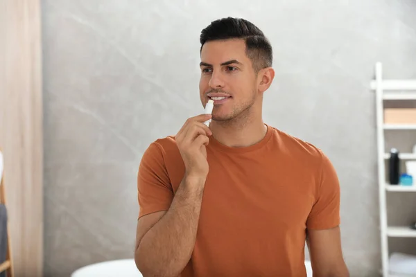 Άνθρωπος Εφαρμογή Υγιεινό Lip Balm Στο Μπάνιο — Φωτογραφία Αρχείου
