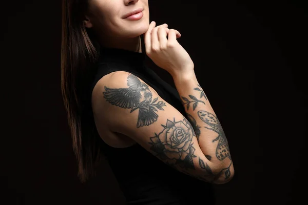 Mulher Com Tatuagens Braço Contra Fundo Preto Close — Fotografia de Stock