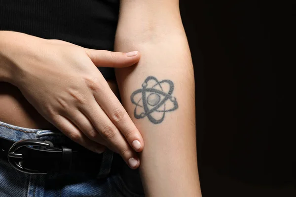 Жінка Татуюванням Руці Чорному Тлі Крупним Планом — стокове фото