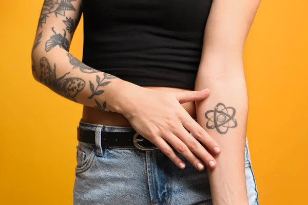 Όμορφη Γυναίκα Τατουάζ Στα Χέρια Κίτρινο Φόντο Κοντινό Πλάνο — Φωτογραφία Αρχείου
