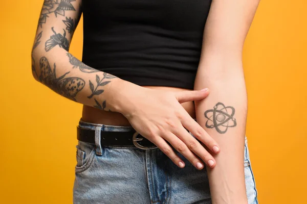 Mulher Bonita Com Tatuagens Nos Braços Contra Fundo Amarelo Close — Fotografia de Stock