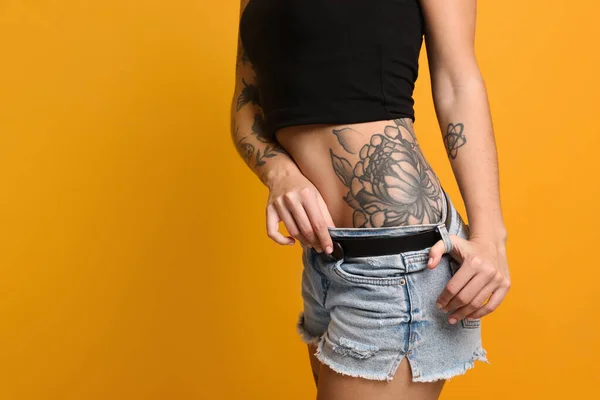 Donna Con Tatuaggi Sul Corpo Sfondo Giallo Primo Piano Spazio — Foto Stock