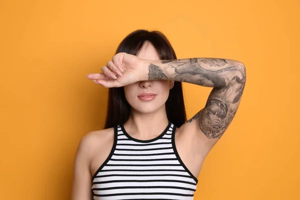 Belle Femme Avec Des Tatouages Sur Bras Sur Fond Jaune — Photo