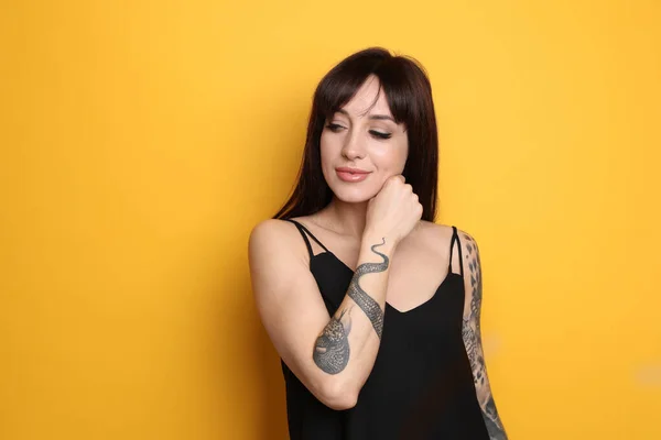 Vacker Kvinna Med Tatueringar Armar Mot Gul Bakgrund Plats För — Stockfoto