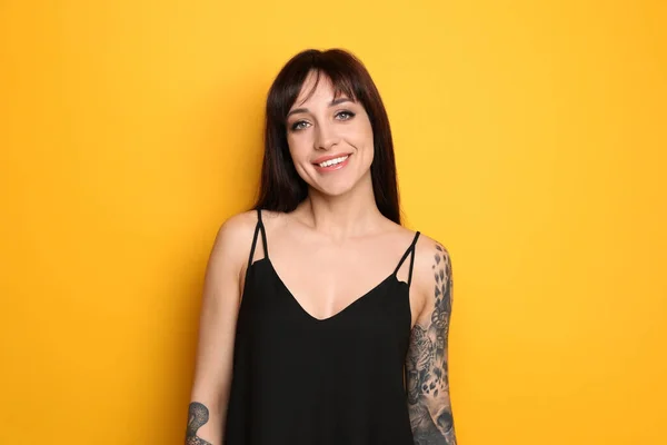 Hermosa Mujer Con Tatuajes Brazos Sobre Fondo Amarillo — Foto de Stock