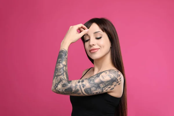 Kvinna Med Tatueringar Armen Mot Rosa Bakgrund — Stockfoto