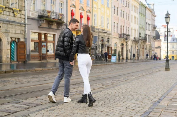 Schönes Junges Paar Das Auf Dem Gehweg Entlang Der Straßenbahnschienen — Stockfoto