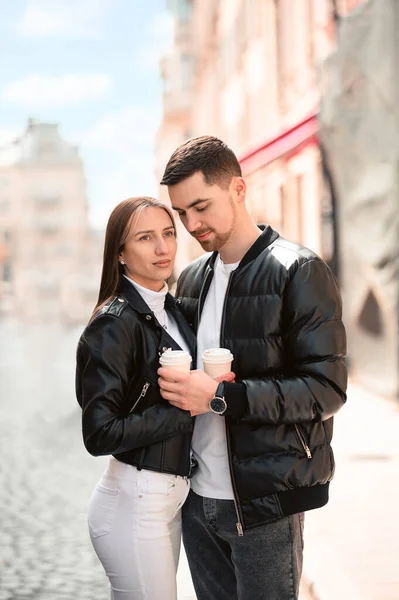 Mooi Jong Echtpaar Met Koppen Koffie Samen Straat Romantisch Afspraakje — Stockfoto