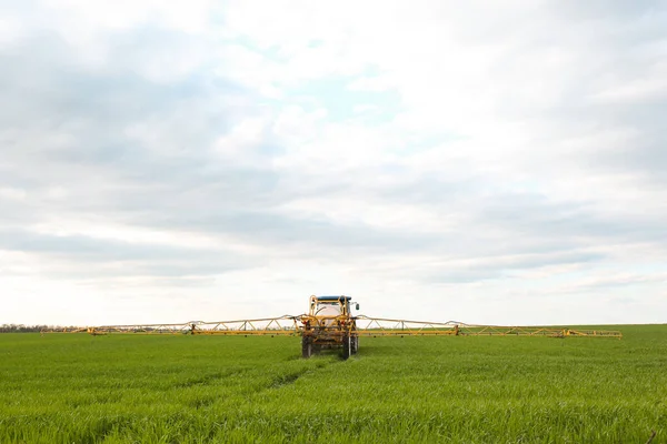 Traktor Rozprašuje Pesticidy Terénu Jaře Zemědělský Průmysl — Stock fotografie