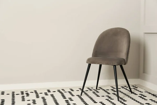 Elegante Cadeira Cinza Perto Parede Luz Quarto Espaço Para Texto — Fotografia de Stock