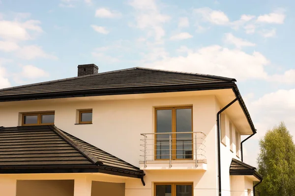 Schönes Haus Mit Schwarzem Dach Gegen Bewölkten Himmel — Stockfoto