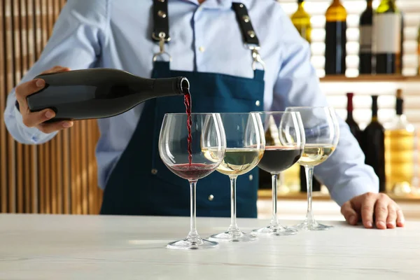 Bartendern Häller Vin Glas Vid Disken Restaurang Närbild — Stockfoto