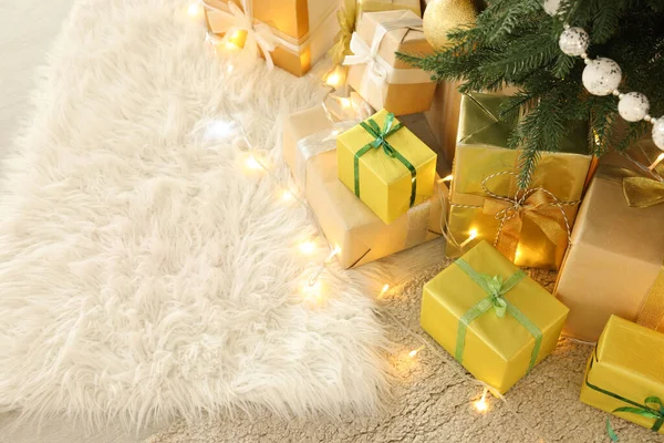 Árbol Navidad Decorado Hermosas Cajas Regalo Luces Festivas Interior Espacio — Foto de Stock