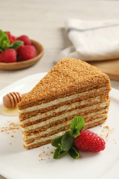 Кусок Вкусного Слоистого Медового Торта Мятой Малиной Тарелке Крупным Планом — стоковое фото