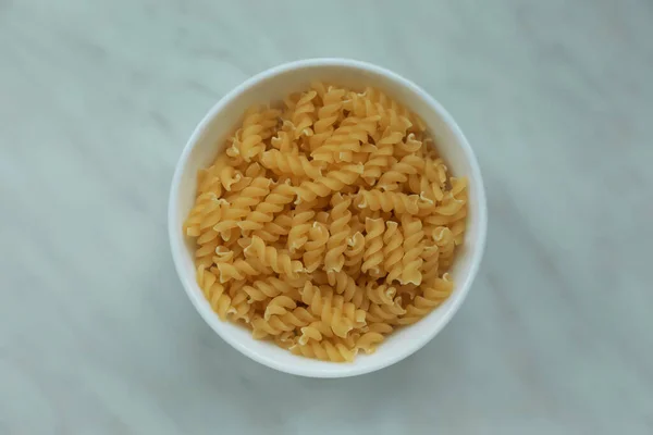 Tigela Com Massa Fusilli Não Cozida Mesa Mármore Branco Vista — Fotografia de Stock