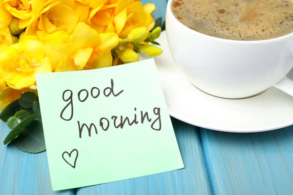 Kopje Aromatische Koffie Mooie Gele Freesia Good Morning Note Lichtblauwe — Stockfoto