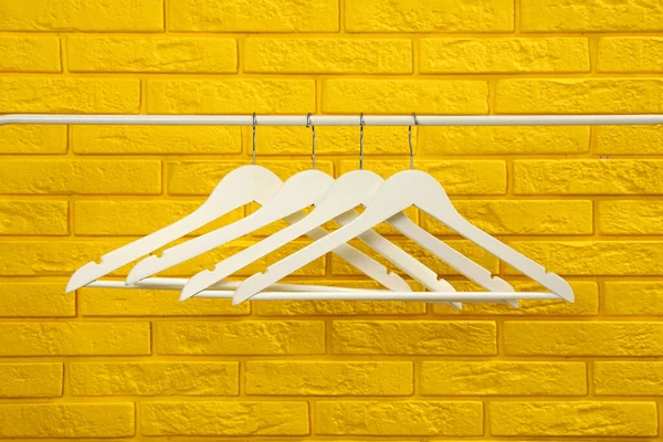 Cremalheira Guarda Roupa Com Muitos Cabides Perto Parede Tijolo Amarelo — Fotografia de Stock