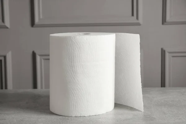 Roll Από Λευκό Χαρτί Πετσέτες Γκρι Τραπέζι — Φωτογραφία Αρχείου