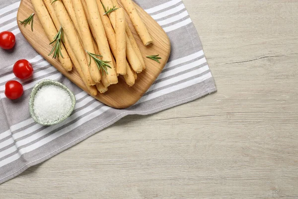 Läcker Grissini Rosmarin Salt Och Tomater Träbord Ovanifrån Plats För — Stockfoto