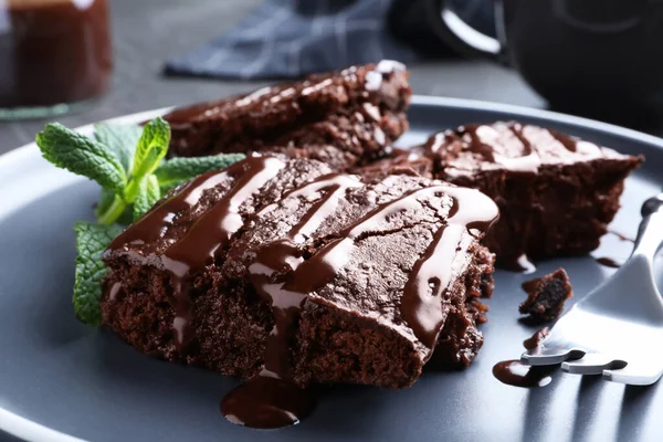 Deliciosos Brownies Chocolate Com Xarope Doce Hortelã Prato Close — Fotografia de Stock