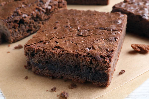 Νόστιμα Σοκολατένια Brownies Λαδόκολλα Κοντινό Πλάνο — Φωτογραφία Αρχείου