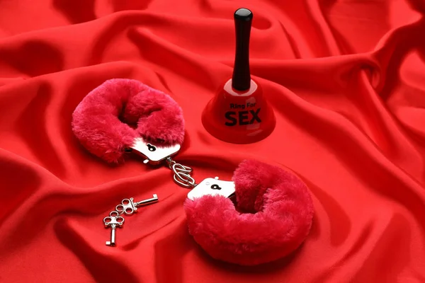 Kelepçeler Anahtarlar Kırmızı Kumaşta Seks Için Yüzüklü Zil — Stok fotoğraf