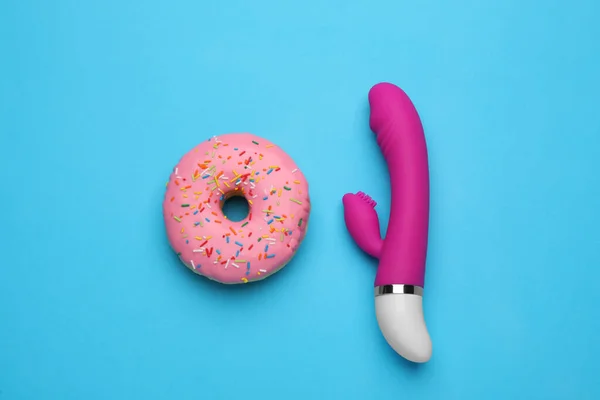 Rosa Vaginalvibrator Und Donut Auf Hellblauem Hintergrund Flache Lage — Stockfoto