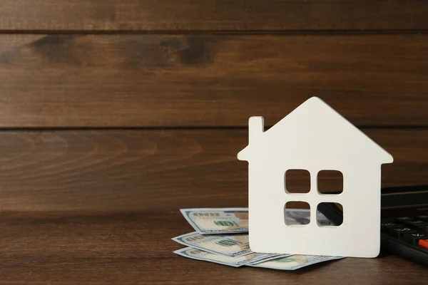 Hypothekenkonzept Hausmodell Taschenrechner Und Geld Auf Holztisch Platz Für Text — Stockfoto