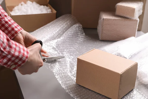 Mujer Cortando Papel Burbuja Mesa Almacén Primer Plano — Foto de Stock