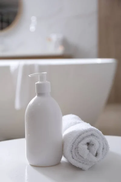 Banyodaki Beyaz Masada Bir Şişe Duş Jeli Temiz Havlu — Stok fotoğraf