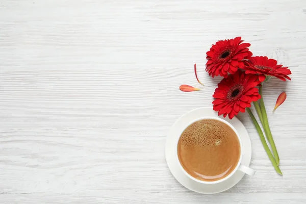 Kopje Koffie Rode Gerbera Bloemen Witte Houten Tafel Plat Gelegd — Stockfoto