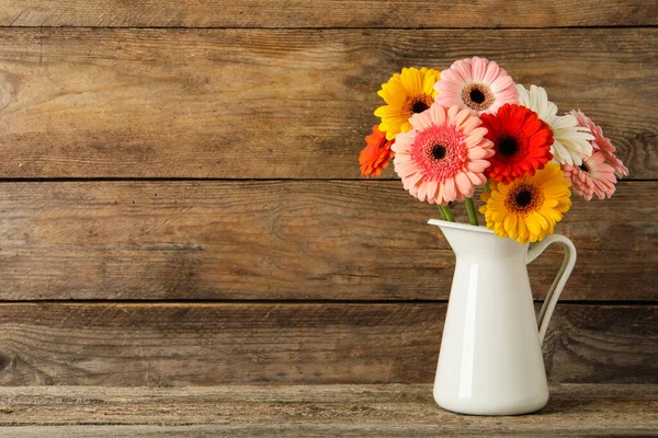 Csokor Gyönyörű Színes Gerbera Virágok Vázában Asztalon Szöveg Helye — Stock Fotó