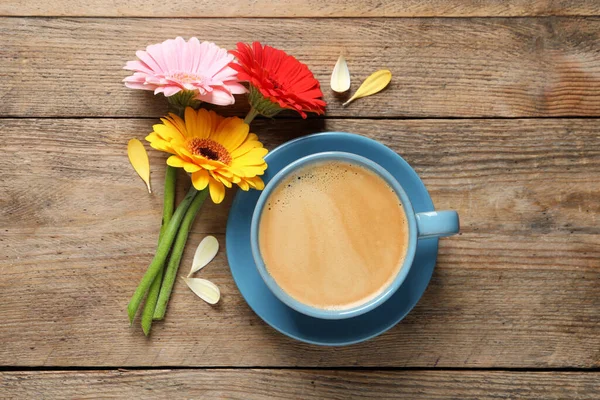 Prachtige Kleurrijke Gerbera Bloemen Bloemblaadjes Kopje Koffie Houten Tafel Plat — Stockfoto