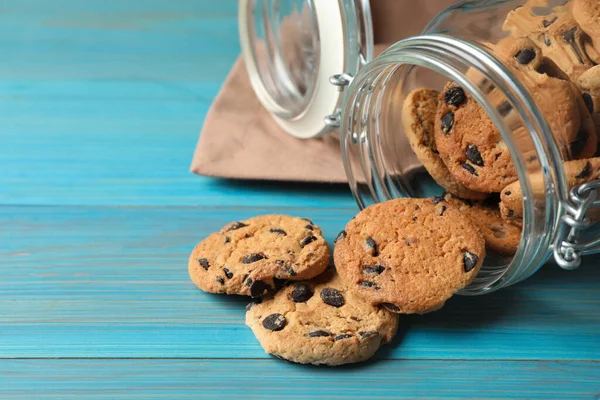 Vaso Vetro Rovesciato Con Deliziosi Biscotti Cioccolato Tavolo Legno Turchese — Foto Stock